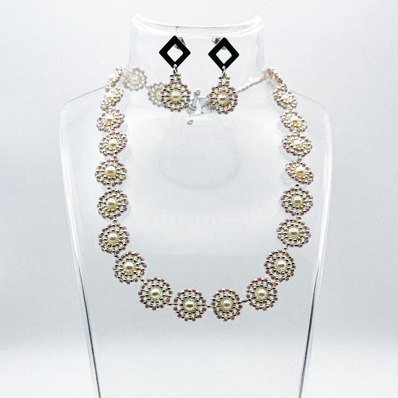 Conjunto de collar y aretes tejidos 