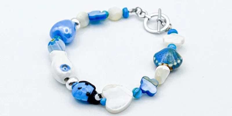Pulsera con entrepiezas de nácar y cerámica vidriada 