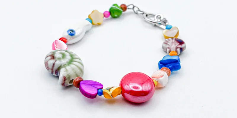 Pulsera con entrepiezas de nácar y cerámica vidriada 