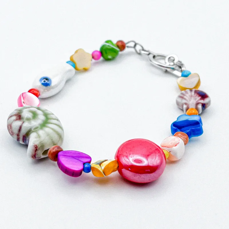 Pulsera con entrepiezas de nácar y cerámica vidriada 