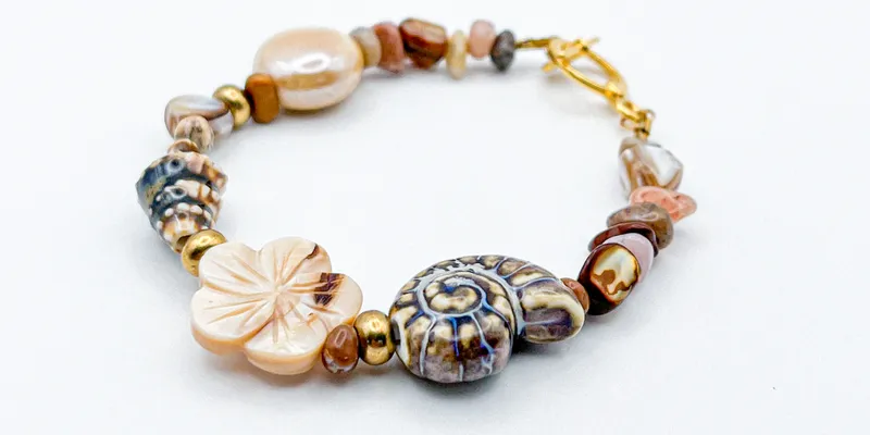 Pulsera con entrepiezas de nácar y cerámica vidriada 