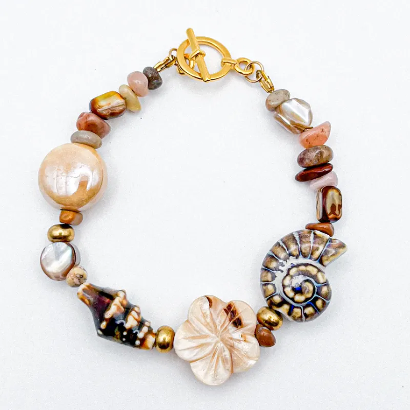 Pulsera con entrepiezas de nácar y cerámica vidriada 