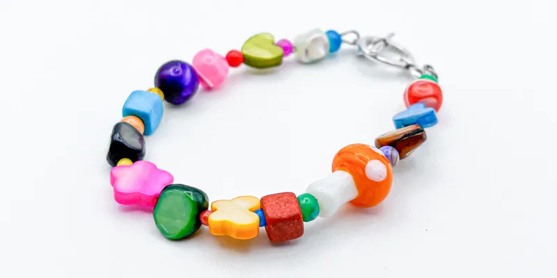 Pulsera con entrepiezas de nácar y vidrio 