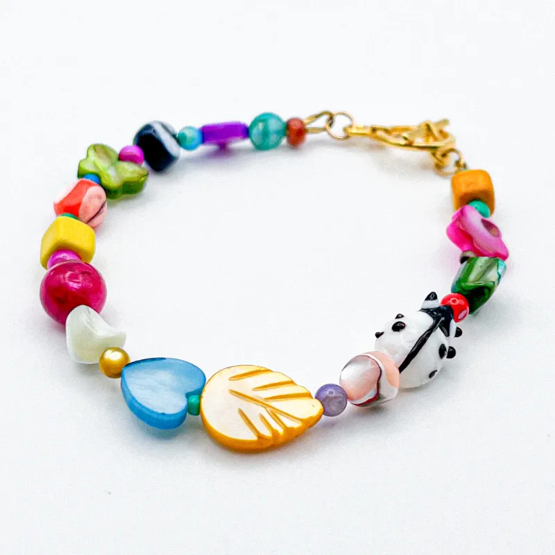 Pulsera con entrepiezas de nácar y vidrio 