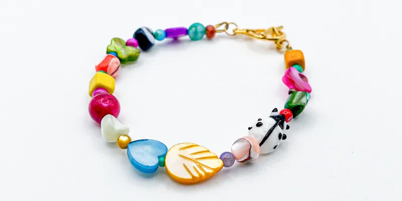 Pulsera con entrepiezas de nácar y vidrio 