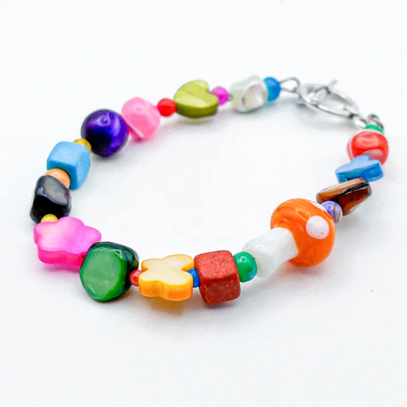 Pulsera con entrepiezas de nácar y vidrio 