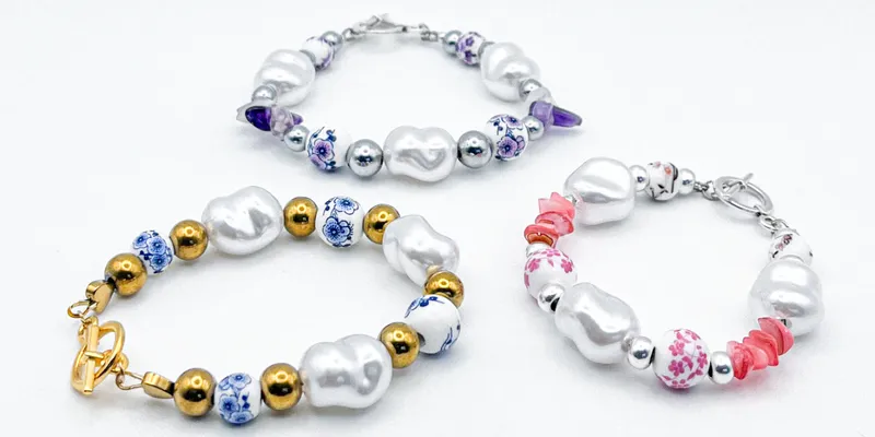 Pulsera con perlas, entre piezas de porcelana y cuentas semipreciosas 