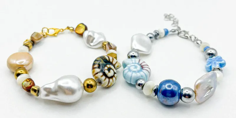 Pulsera de cerámica vidriada, perlas artificiales y hematitas