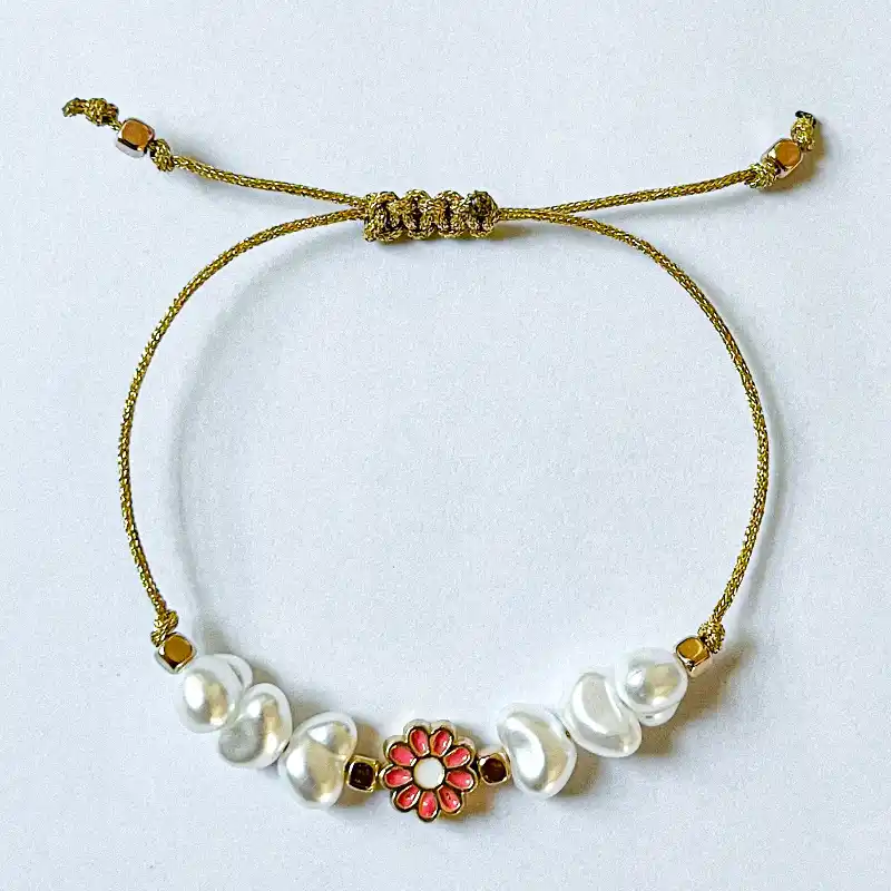 Pulsera de hilo ajustable con perlas y dije