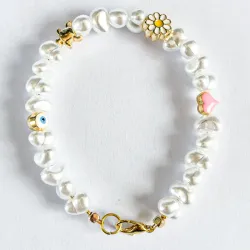 Pulsera de perlas con dijes varios