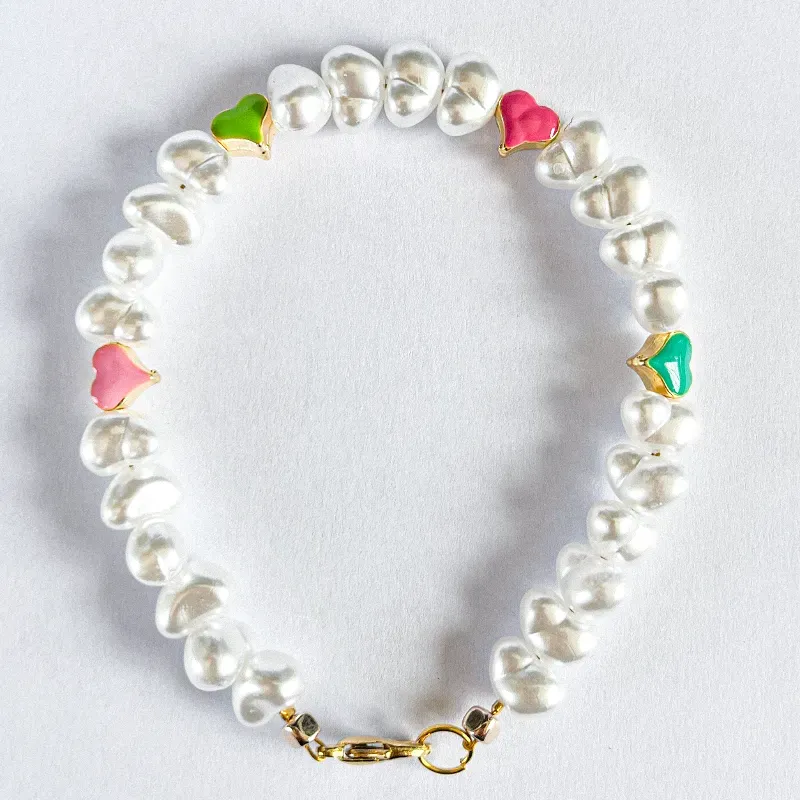 Pulsera de perlas con dijes varios