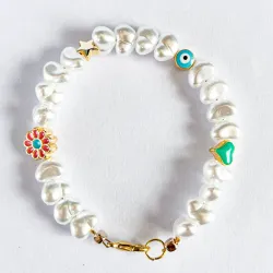 Pulsera de perlas con dijes varios