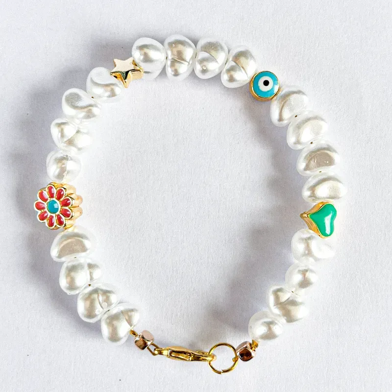 Pulsera de perlas con dijes varios