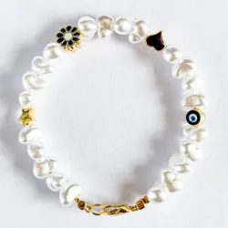 Pulsera de perlas con dijes varios