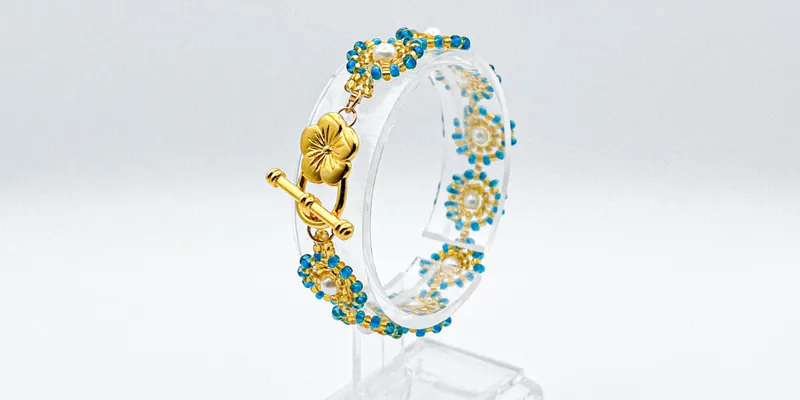 Pulsera tejida con cuentas y perla 