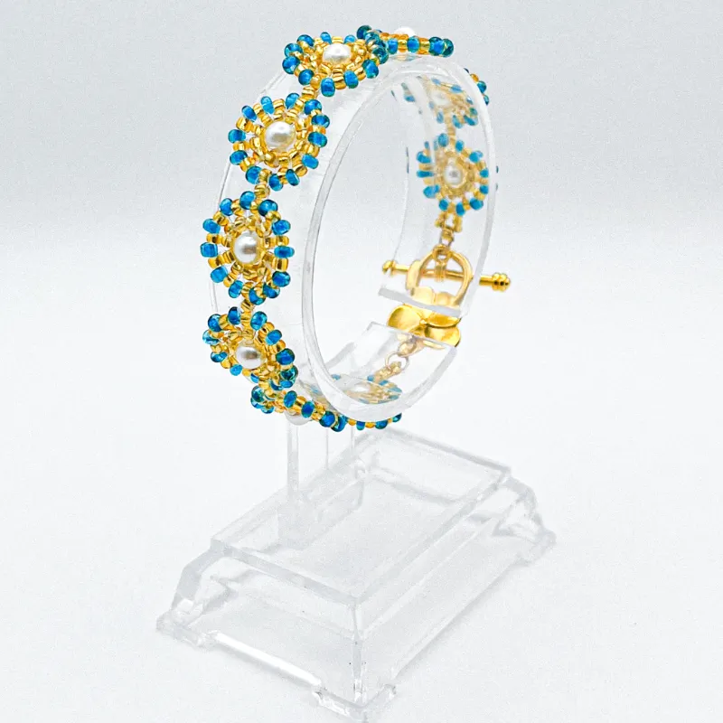 Pulsera tejida con cuentas y perla 