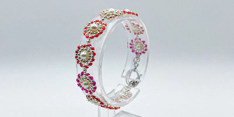 Pulsera tejida con cuentas y perlas 