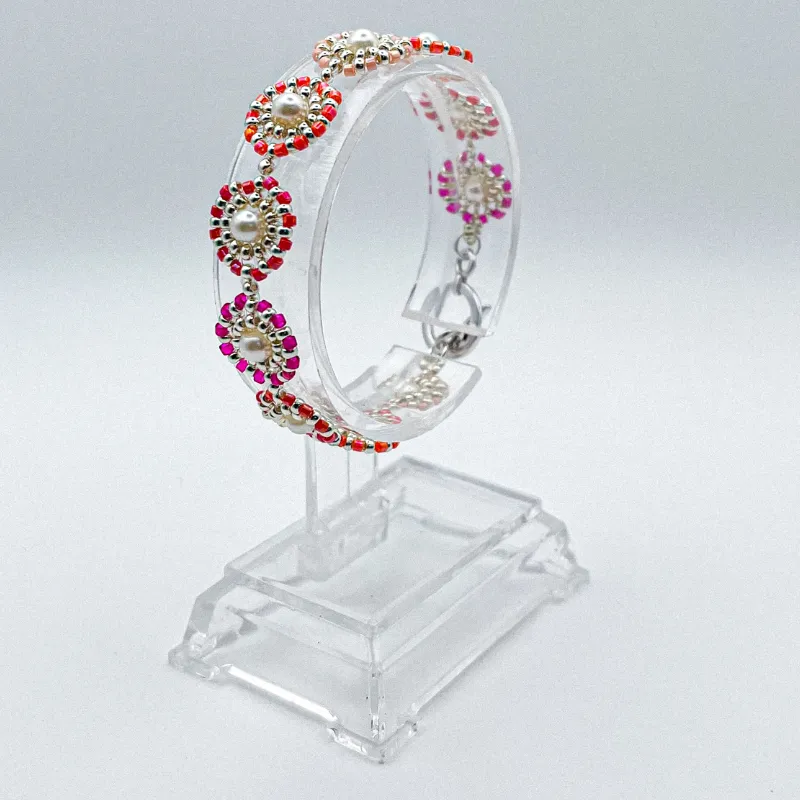 Pulsera tejida con cuentas y perlas 