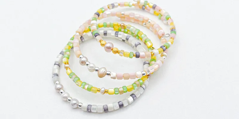 Pulseras de aro de nácar y perlitas naturales 