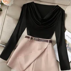 Conjunto 2 piezas top con cuello y mini falda sin cinto 