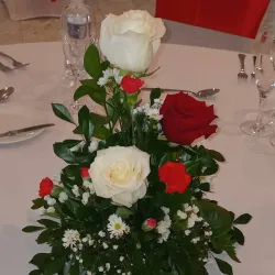 Centro de mesa con 3 rosas importadas 