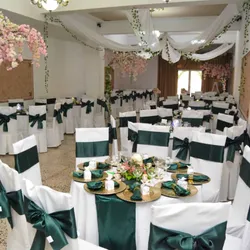 Mesas y sillas decoradas en tonos verdes. Temática primavera