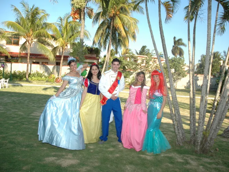 Princesas, Príncipes y Muñecones
