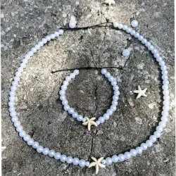 Set EstellaDescripción: Dúo de collar y pulsera de cuentas perladas blancas con dije de estrella de mar. ​Detalles: Ajustables con cordón negro corredizo. ​Estilo: Playero, boho-chic, casual. ​Incluye ambas piezas. ¡El regalo perfecto para las amantes del mar!