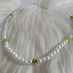 Collar de perlas con emojis 