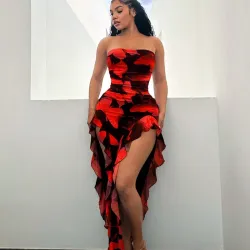 Vestido de vuelo  con flores rojas
