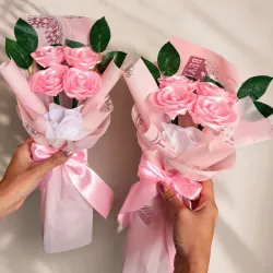 Ramo de 4 rosas de saten