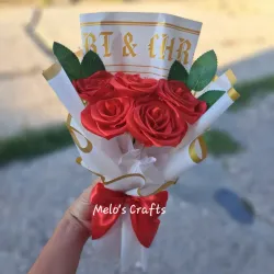 Ramo de 5 rosas de saten