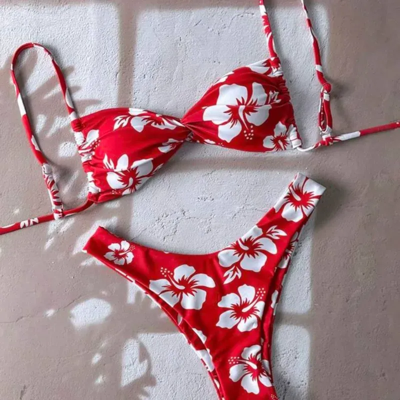 Bikini Estampado en Flores Rojo y Blanco