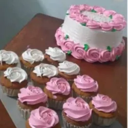 Combo de cake con cupcakes 
