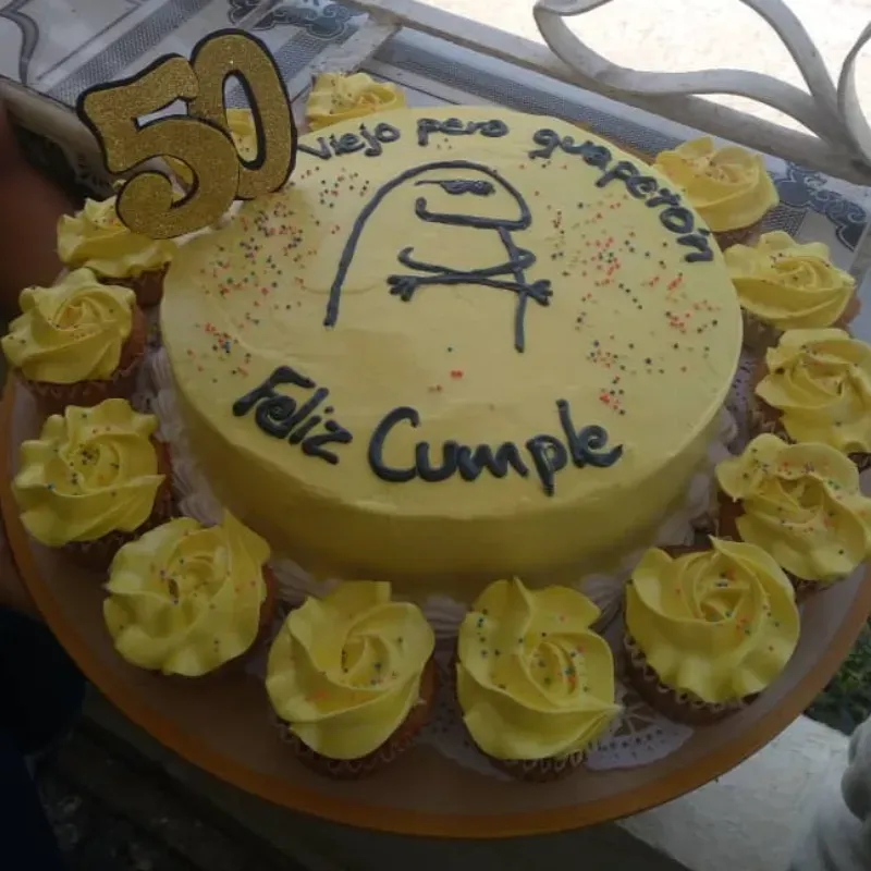 Combo de cake con cupcakes 