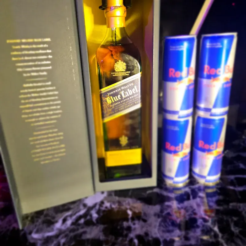 JOHNNIE WALKER BLUE LAVEL + 4 REDBULL