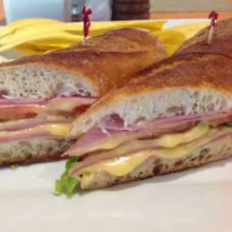 Sándwich de jamón y queso