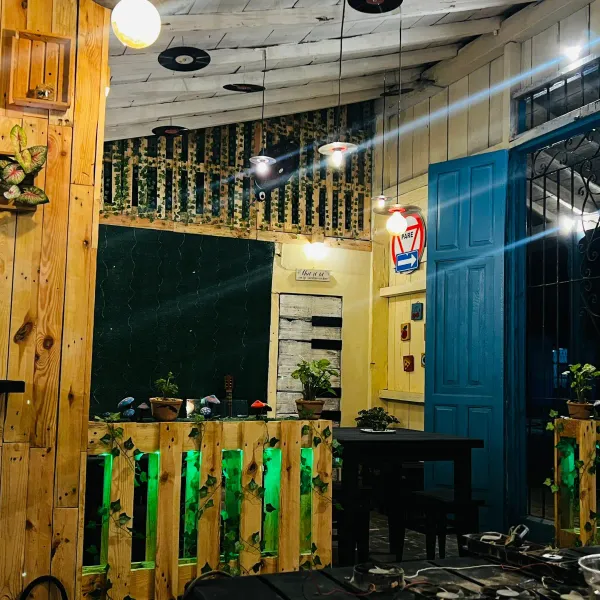 Bar Café Donde Oscar — Donde la música cubana respira cada instante

Bienvenidos a Bar Café Donde Oscar, el corazón sonoro de Ciego de Ávila, donde el olor del café recién hecho se mezcla con el ritmo auténtico de la música tradicional cubana. Abiertos desde las 9 de la mañana hasta las 3 de la madrugada, somos más que un lugar para tomar un trago o un bocado: somos un templo viviente de la identidad cultural cubana.

Aquí, el son, el bolero, la guaracha y el danzón no solo se escuchan… se sienten. Las paredes cuentan historias, los instrumentos antiguos cantan con voz propia y cada cliente se convierte en parte de la tradición.

En Donde Oscar no vendemos solo café, ron o tapas… vendemos memoria, raíces y pasión. Un espacio para que los mayores cuenten, los jóvenes escuchen, y todos bailen sin prisa, como lo hacía Cuba antes de que el tiempo se apresurara.

En el centro mismo de Ciego de Ávila, siempre con la puerta abierta —porque la música cubana no duerme, y nosotros tampoco.

Café. Música. Alma. Desde las 9 AM hasta las 3 AM. Donde Oscar: La tradición no se recuerda… se vive.