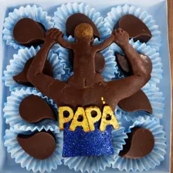 Papá carga a su bebé