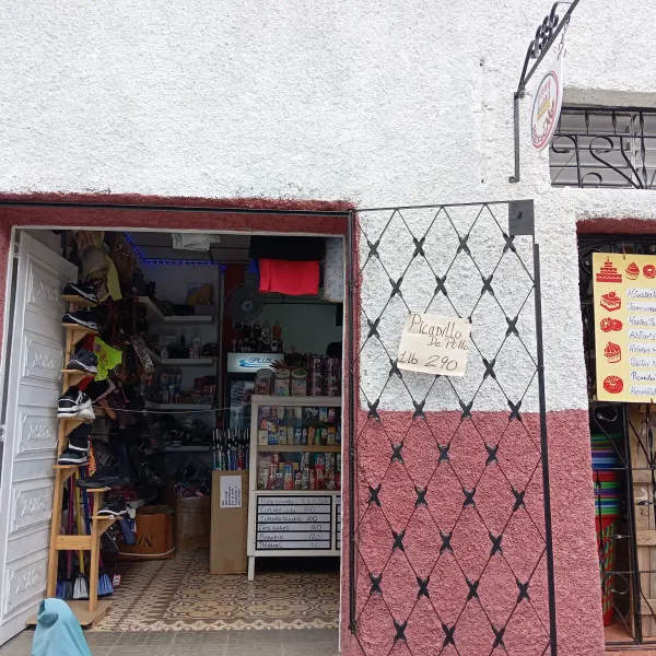 Tienda d calzado ,ropa interior, perfumería
Confituras ,cárnicos ,bebidas 