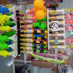 Juguetes con caramelos 