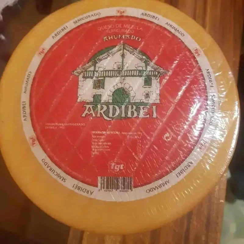 ARBIDEY queso semicurado y ahumado de cabra.