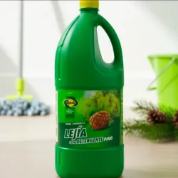Lejía con detergente Aroma a Pino.
