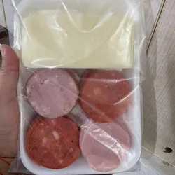 Bandeja de jamón ahumado, jamón vicky, chorizo vela y queso gouda