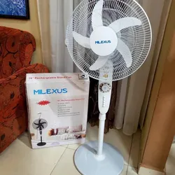 Ventilador recargable de pedestal