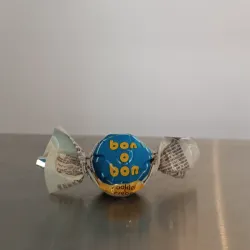 Bombón con oblea relleno con galletas y sabor a crema