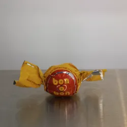 Bombón relleno con crema de maní y oblea