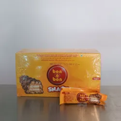 Caja de barras de oblea cubierta con caramelo y cereal crocante