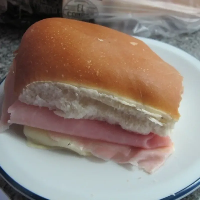 Pan con jamonada y queso