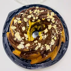 Tarta con cobertura de chocolate y almendras